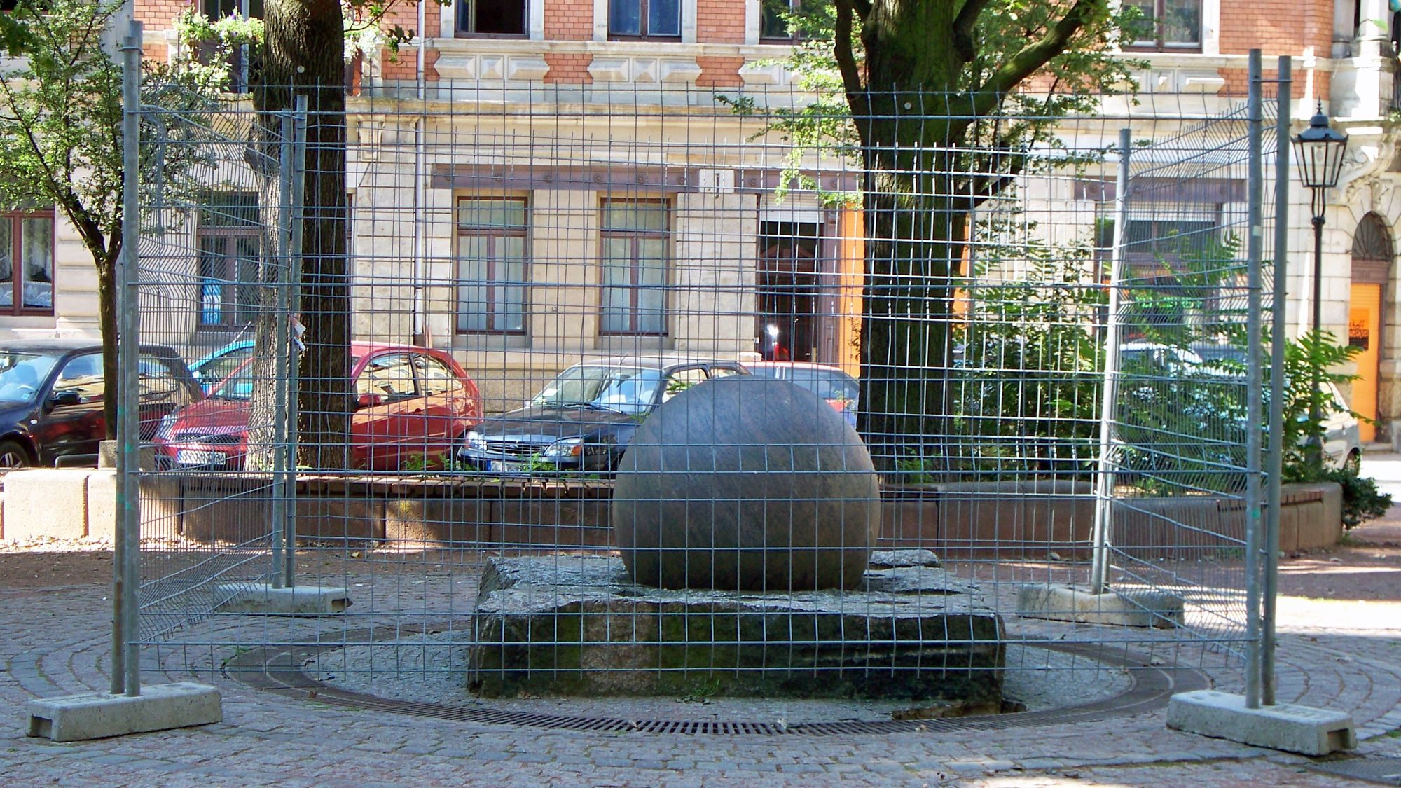 Brunnen-Kugel hinter Gittern