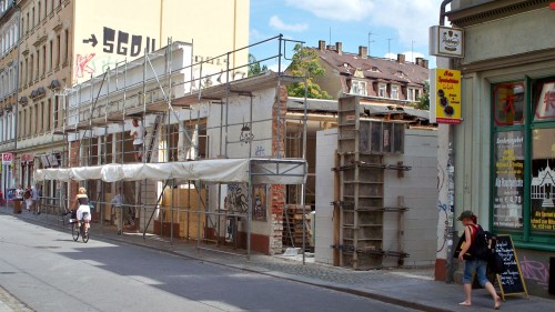 2009 wurde der ehemalige Supermarkt zu einer Drogerie umgebaut.