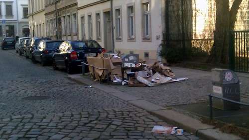 Verpackungen neben dem Abfallbehälter auf der Talstraße