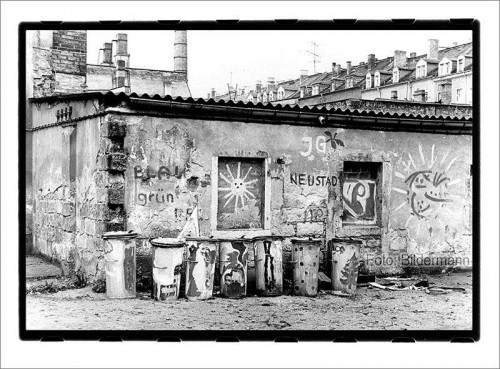 Das Bildermann-Foto wird heute Abend eine bedeutende Rolle spielen. Böhmische Straße, Dresden-Neustadt im Frühjahr 1990. An dieser Stelle entstand später ein Spielplatz. Foto aufgenommen mit Praktica B200 und 1,4/50 auf ORWP NP27. (digitalisierter Handabzug)