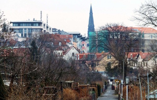 Mit Blick auf den Kirchturm