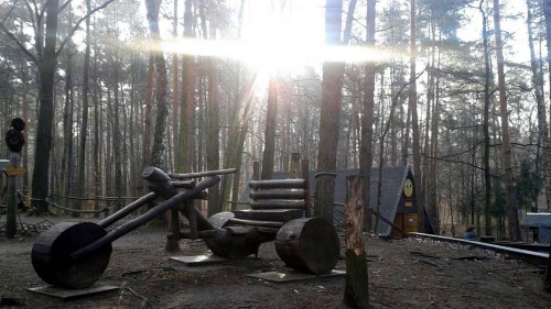 Waldspielplatz im Albertpark in der Morgensonne