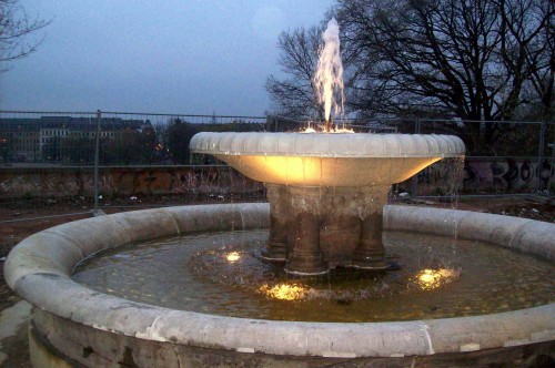 Sprudelnder Brunnen am Alaunplatz - Danke an Gero für das Foto