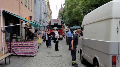 Zu eng für die Feuerwehr. Der Transporter muss weg.