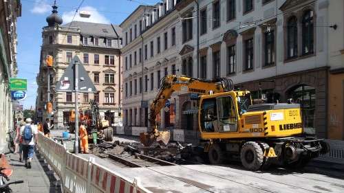 Biege-Bagger im Einsatz.