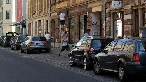 Heute wurde das alte Ladenschild entfernt.