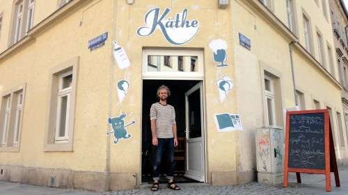 Androsch Mauksch vorm Kindercafé Käthe