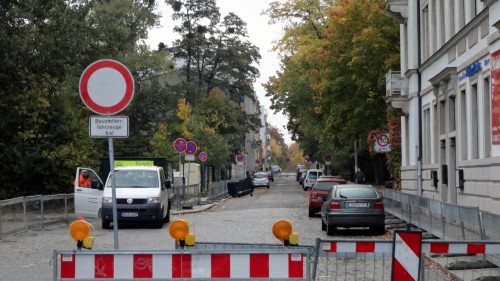 Stadtauswärts geht es zwischen März und Mai durch die Holzhofgasse.