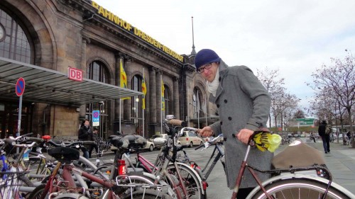 ADFC-Vorstand Konrad Krause findet vorm Bahnhof Neustadt keine Parklücke.