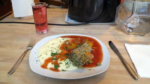 Hackbraten in Paprika-Soße auf Kartoffelpüree