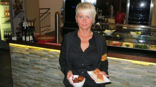 Chefin Jacqueline Knoch mit Tapas.