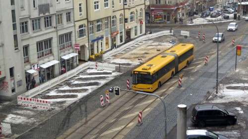 Parken und Halten auf der Südseite verboten. Vorm Rewe geht es derzeit noch.