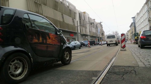 Noch rollt der Verkehr über die "Bautzner", die Straße wird erst in der nächsten Phase teilweise gesperrt.