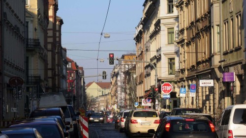 Die Sonne lacht, die Autos stauen - der Lenz ist da.