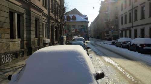 Clevere Autofahrer räumen ihr Mobil nicht jeden Tag aufs Neue von den Weißkristallen frei.