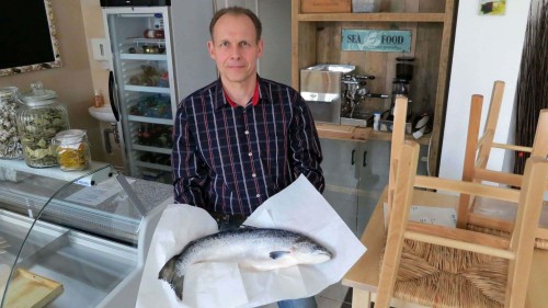 Der erste Fisch war schon vor der Eröffnung im Laden.