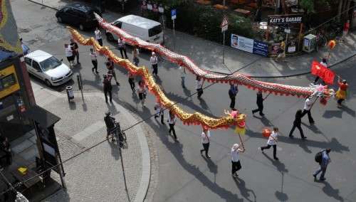 Umzug des umstrittenen Mutter-Erde-Festivals mit Drachen