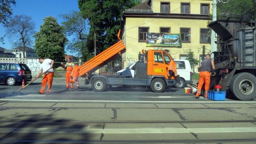 Schlaglochbeseitigungstruppe auf der Königsbrücker Straße