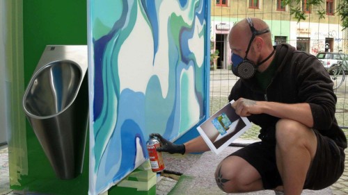 Graffiti-Künstler Christian Höhn gestaltet das Urinal