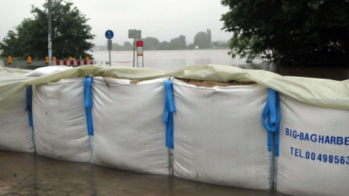 Die Big Bags an der Holzhofgasse, teilweise sickert das Wasser schon durch.