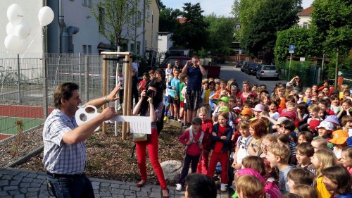 Schulleiter Olaf Böttger und seine Grundschüler kurz vor der Eröffnung