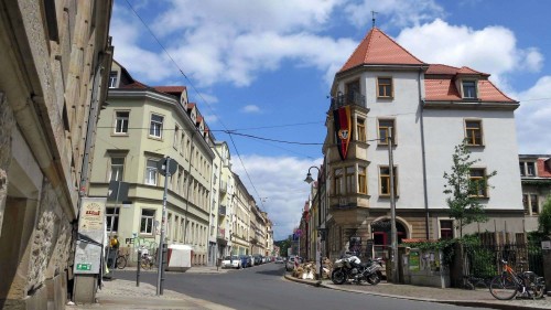 Stadtteilhaus schmückt sich mit Flagge und Sandsäcken