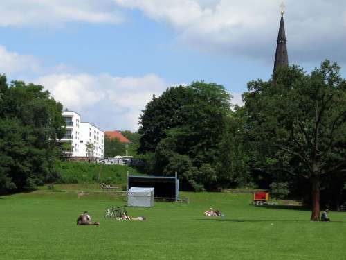 Merkwürden-Bühne steht, ansonsten Ruhe vor dem Sturm auf dem Alaunplatz