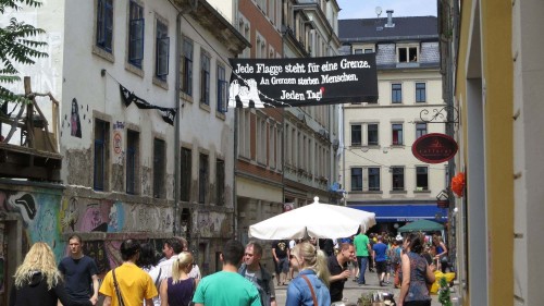 Statt Kackbratzen Flaggenkritik