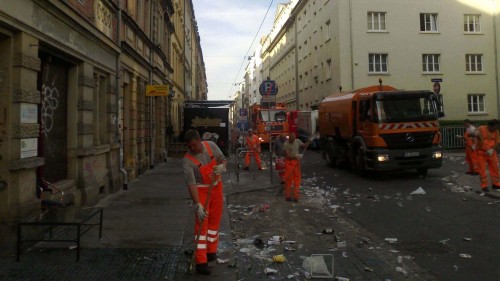 Stadtreinigung auf der Alaunstraße, heute früh 7 Uhr.