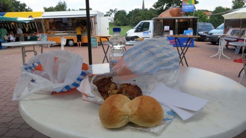 Halbes Hähnchen mit Brötchen und Wasser