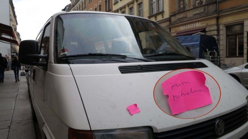 Ob der Besitzer des Wagens von dem Sticker weiß?