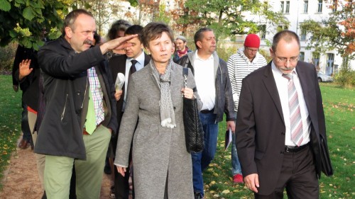 Amtsleiter Detlef Thiel zeigt der OB die neue Ecke, Ortsamtsleiter Barth mit der neustadttypischen Blickrichtung