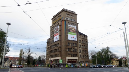 Die Plakate sollen drauf hinweisen - der Baubeginn steht nun unmittelbar bevor.