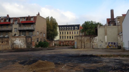 Ungefähr in dem Bereich wird der künftige Quartiersplatz liegen, auf der rechten Seite soll ein Hinterhaus entstehen. Auf der linken Seite sollen die Hinterhäuser die bestehende Struktur aufnehmen.