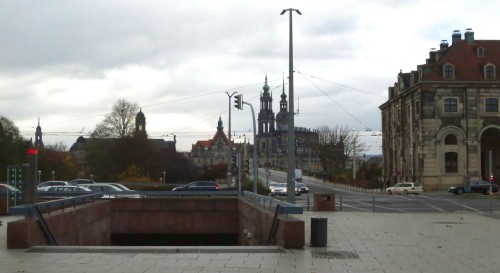 Statt untendrunter soll man nach dem Willen des Ortsbeirates künftig über die Straße gehen.