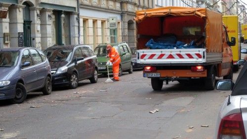 Einsatz in Orange für saubere Gehsteige