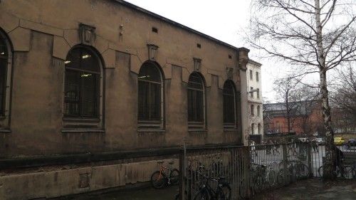 Nach Wünschen der Eltern sollte aus der alten Sporthalle eine Aula werden.