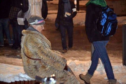 Engagement kennt keine Grenzen: "Die ältere Dame konnte kaum laufen, beteiligte sich trotzdem an den Protesten im vergangenen Jahr. Ich habe sie eine ganze Weile beobachtet; schließlich setzte sie sich auf eine Bank um kurz zu verschnaufen. Sie trug ein Stirnband, welches das Motto des Jahres zierte."Foto und Geschichte: Kerstin Fröhlich