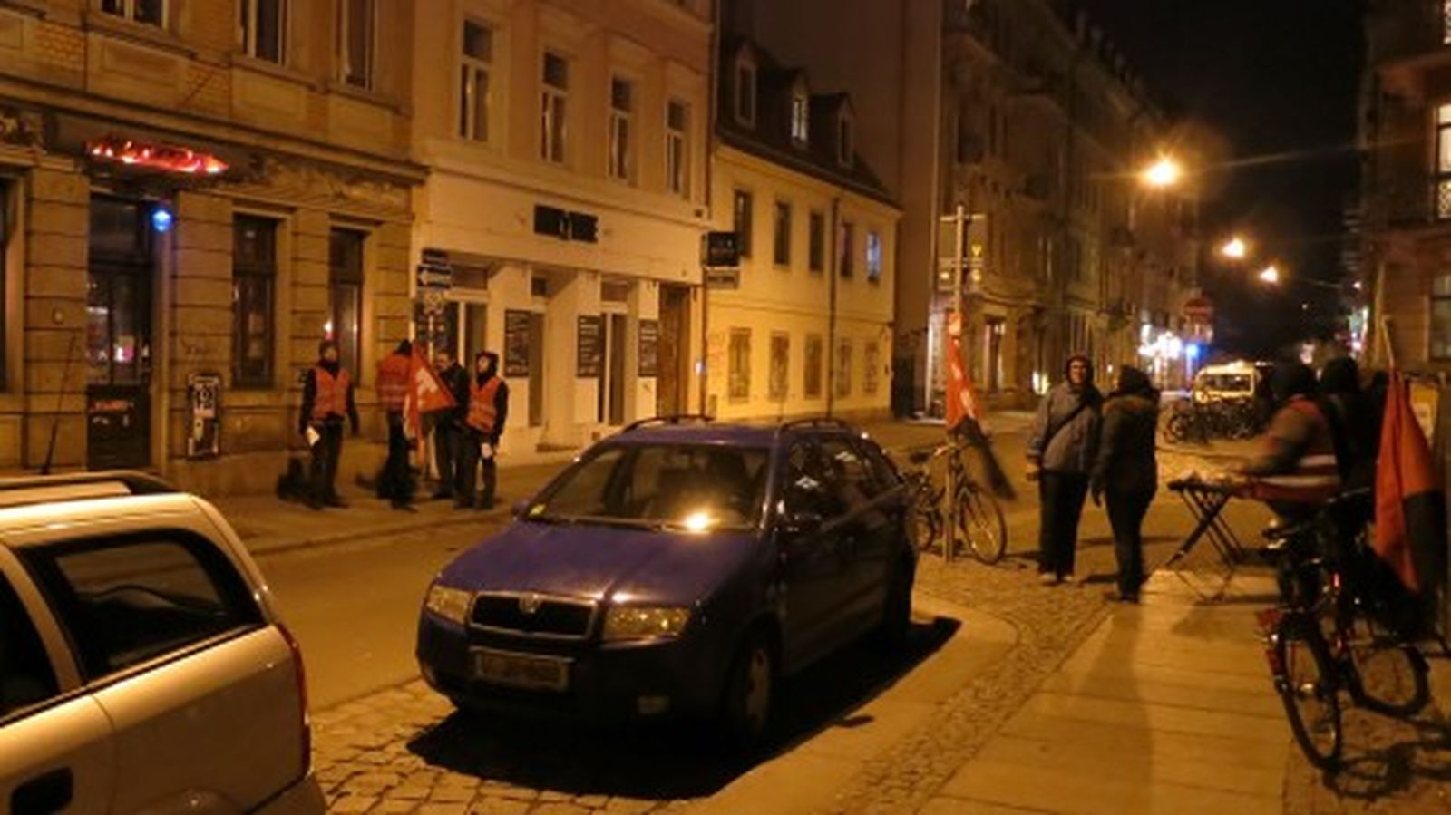 knapp vier Wochen standen die Gewerkschaftler jeden Abend vor der Kneipe