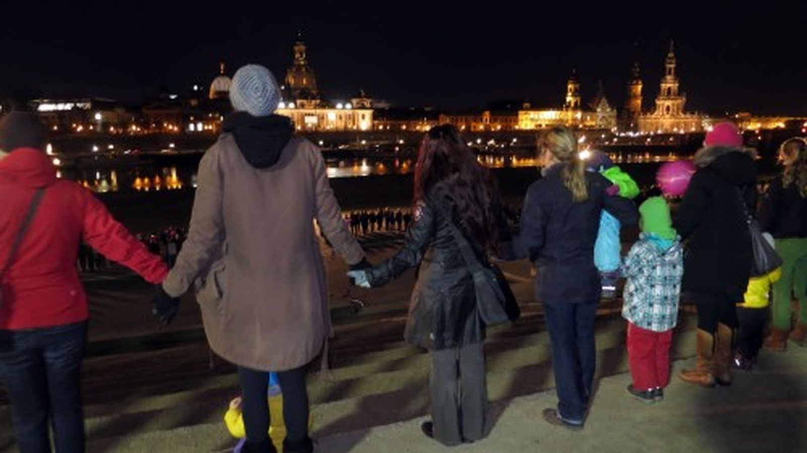 In Doppelreihe standen die Dresdner auf der Neustädter Seite der Elbe.