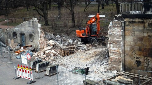 Brückenbau: Bagger beim Abbruch der Brücke