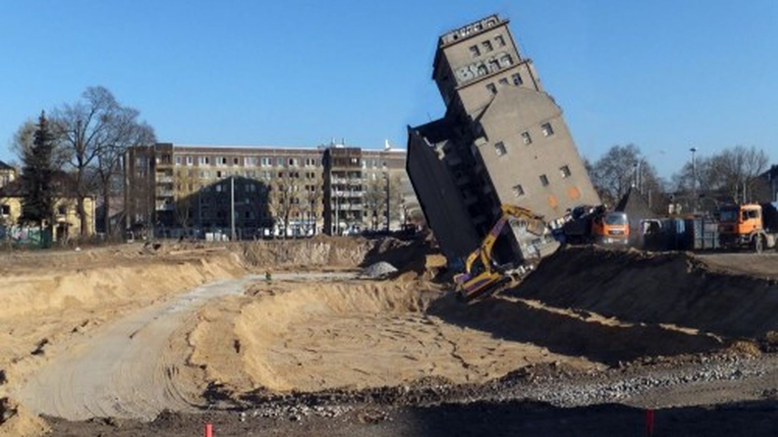 schiefes hochhaus: Hochhaus in Schräglage