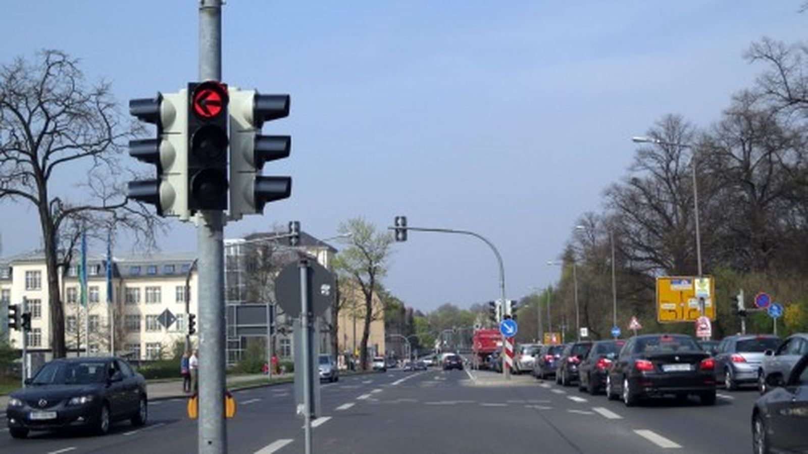 Statt einer soll es künftig zwei Geradeaus-Spuren geben.