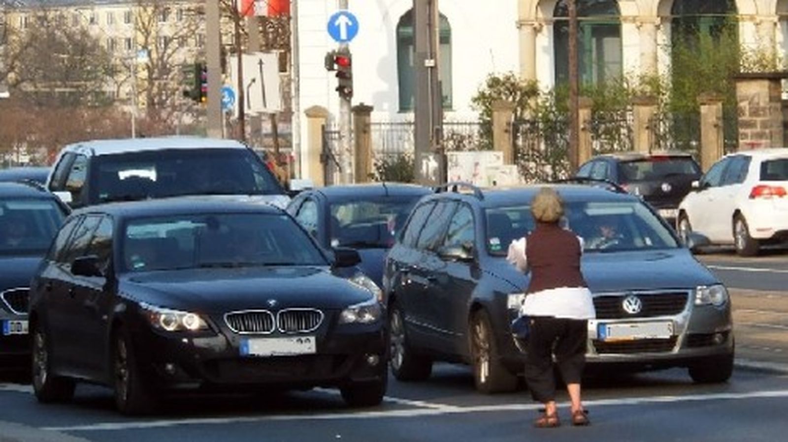 Die Autofahrer nehmen die Showeinlage amüsiert zur Kenntnis.