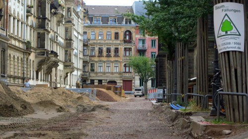 Vorm Gemeindehaus sieht es wüst aus.