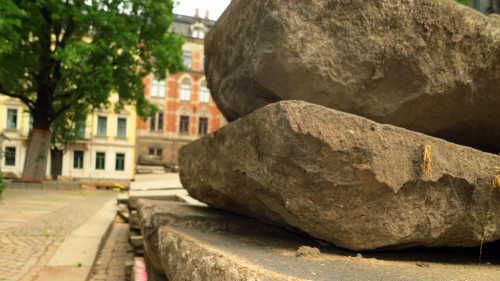 Die mächtigen Granitplatten lagern jetzt vor der Kirche.