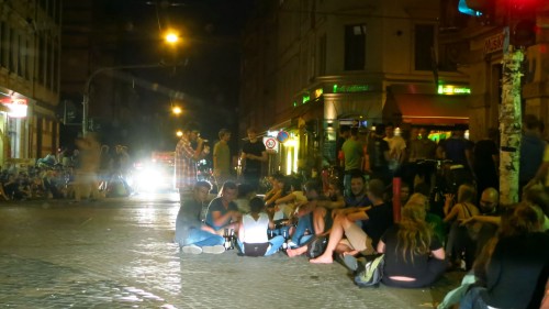 Das Ecken-Sitzen war im Sommer hip. Nun wurden erste Bußgelder fällig. 