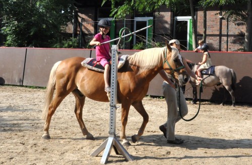 Saskia beim Ringelstechen - Foto: Una Giesecke