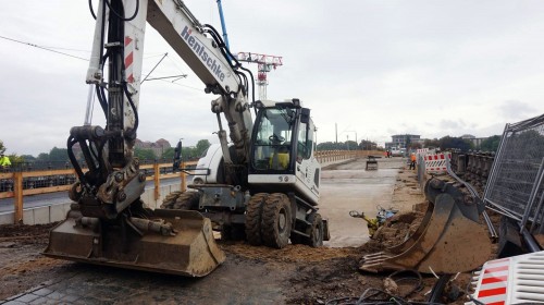 Die Brückenbögen sind freigebaggert - werden nun mit Beton verfüllt.