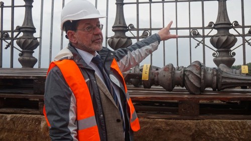 Professor Koettnitz auf seiner Brücke. Historische Geländer wurden gesichert und bleiben erhalten.